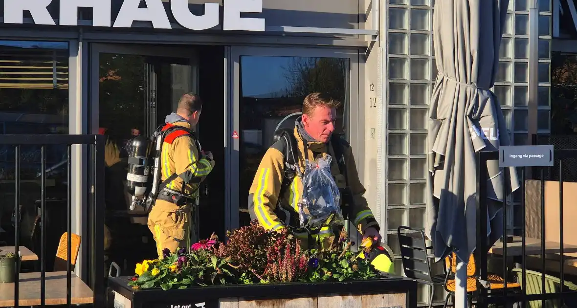 Brandweer doet onderzoek naar gaslucht, supermarkt ontruimd - Foto 9