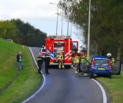 Personenauto vat vlam onder motorkap