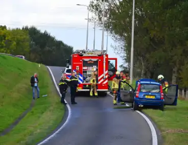 Personenauto vat vlam onder motorkap