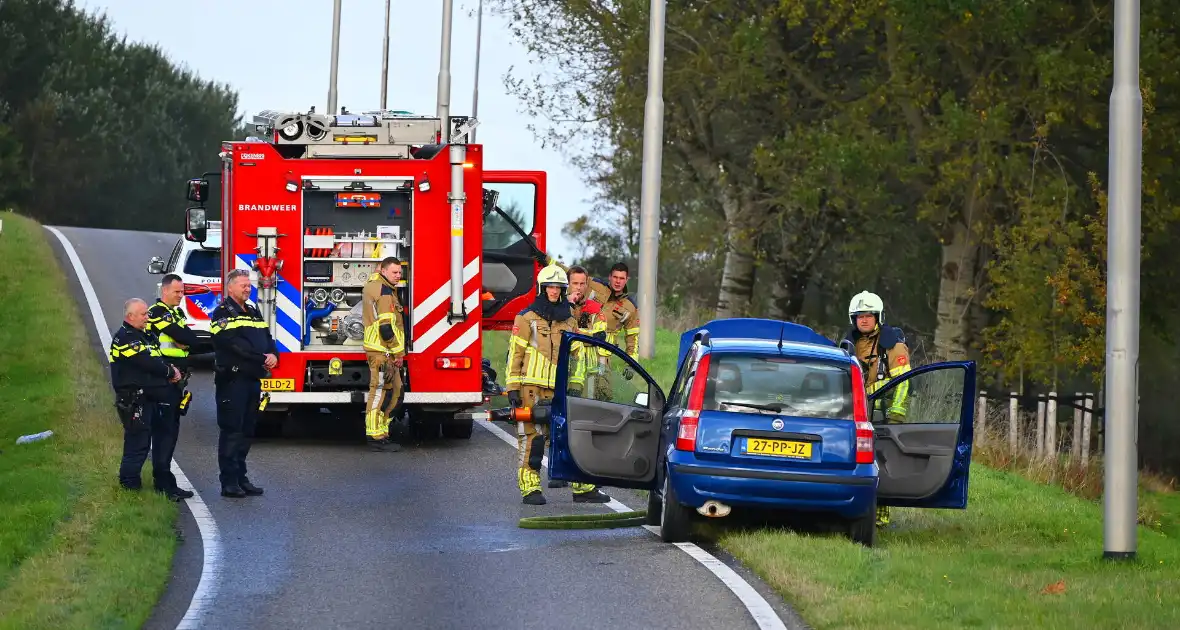 Personenauto vat vlam onder motorkap - Foto 1