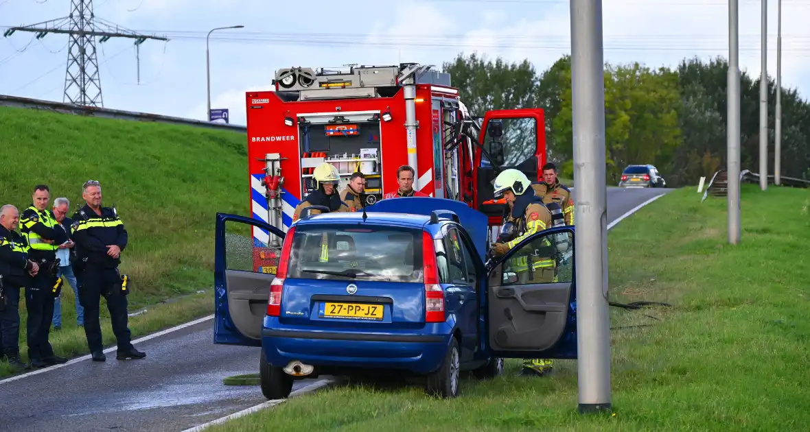 Personenauto vat vlam onder motorkap - Foto 2