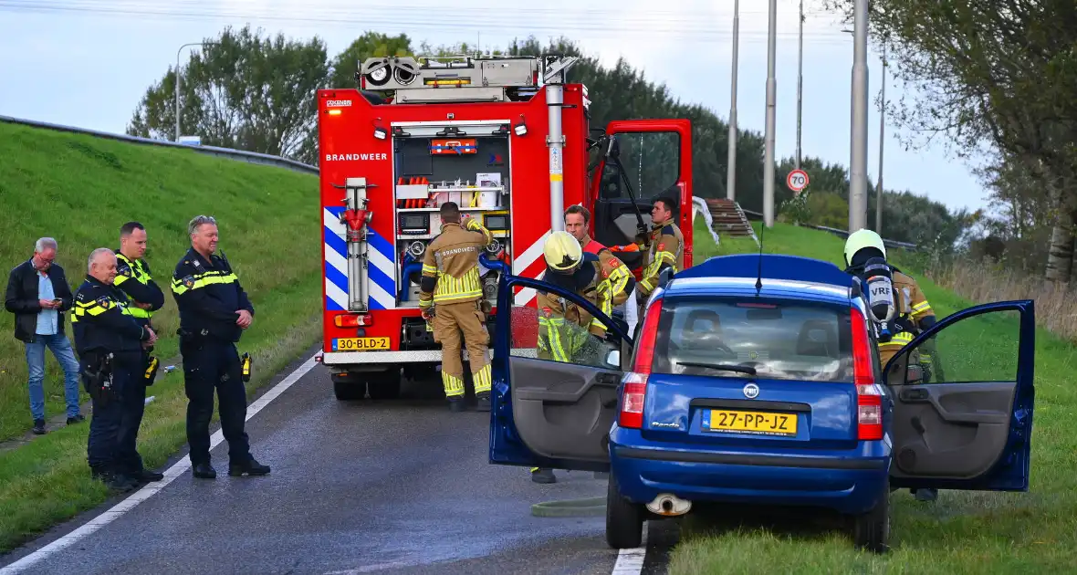 Personenauto vat vlam onder motorkap - Foto 3