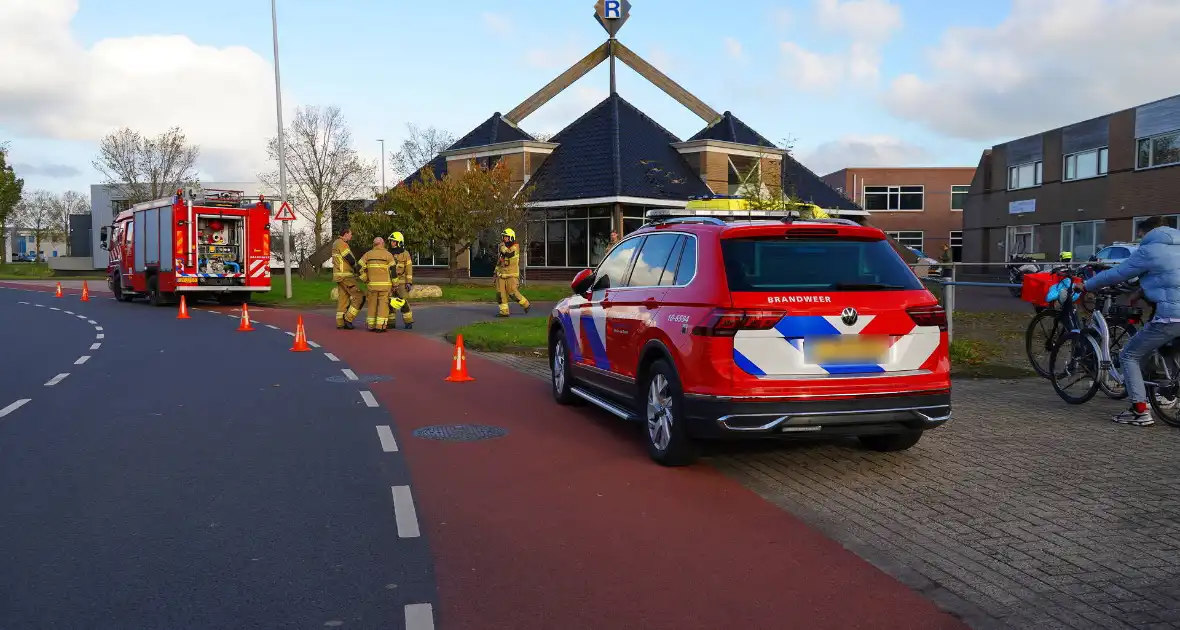 Automobilist mist bocht en rijdt restaurant binnen - Foto 3