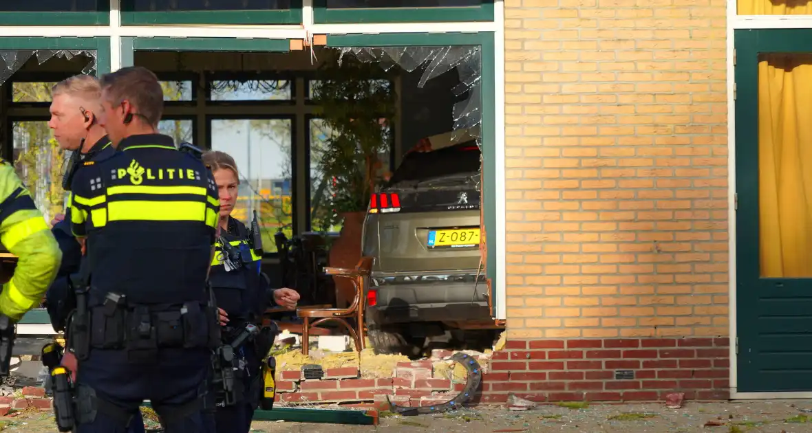 Automobilist mist bocht en rijdt restaurant binnen - Foto 6