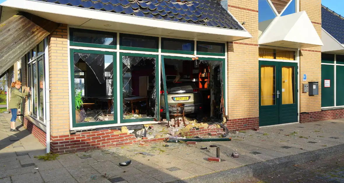 Automobilist mist bocht en rijdt restaurant binnen - Foto 8