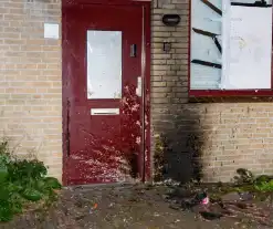 Muur zwartgeblakerd na explosie voor woning