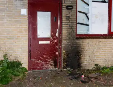 Muur zwartgeblakerd na explosie voor woning