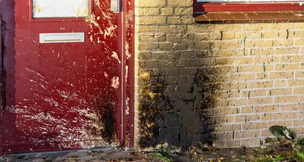 Muur zwartgeblakerd na explosie voor woning - Foto 2