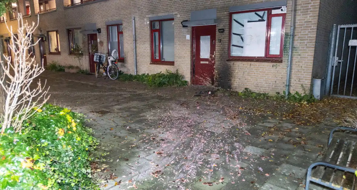 Muur zwartgeblakerd na explosie voor woning - Foto 3