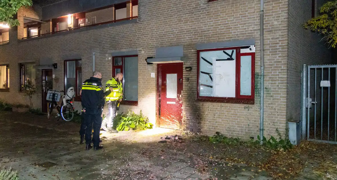 Muur zwartgeblakerd na explosie voor woning - Foto 4