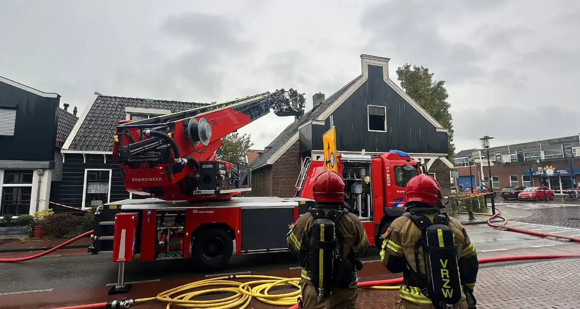 Zwaargewonde uit woning gehaald bij grote brand