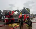 Zwaargewonde uit woning gehaald bij grote brand