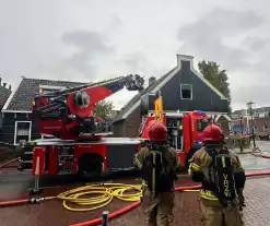 Zwaargewonde uit woning gehaald bij grote brand