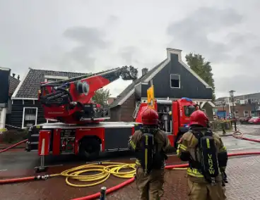 Gewonde uit woning gehaald bij grote brand