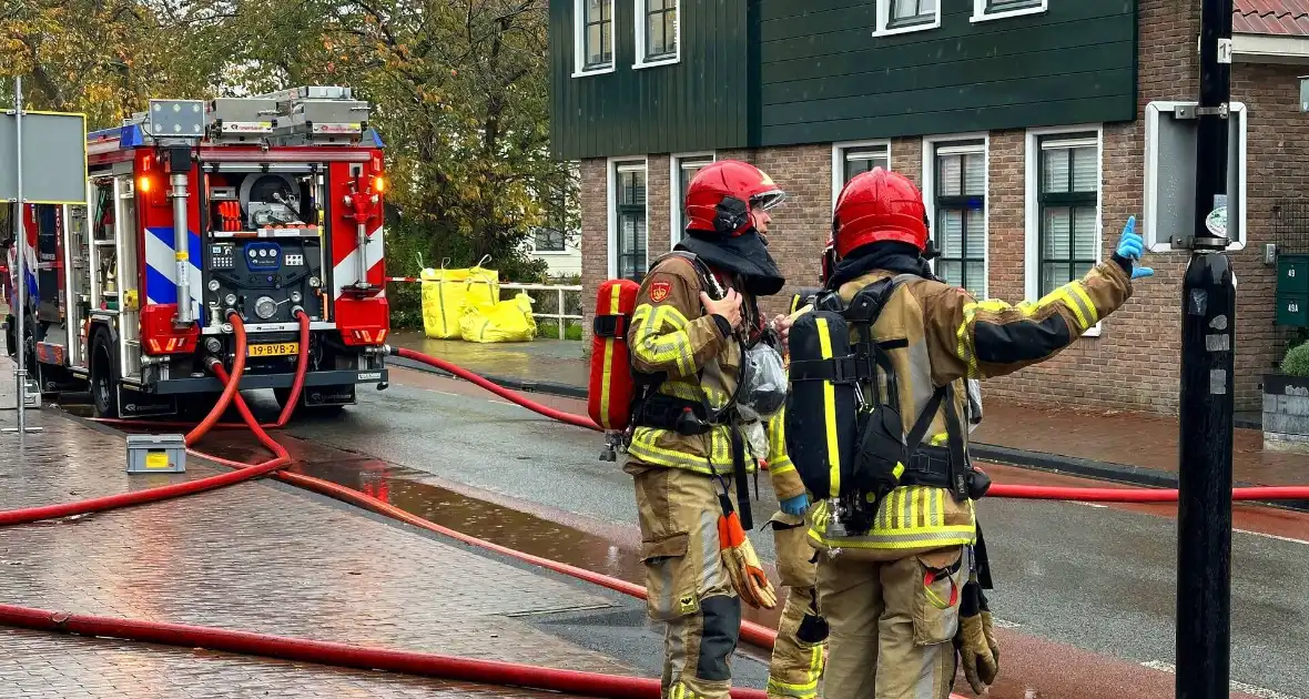 Zwaargewonde uit woning gehaald bij grote brand - Foto 1