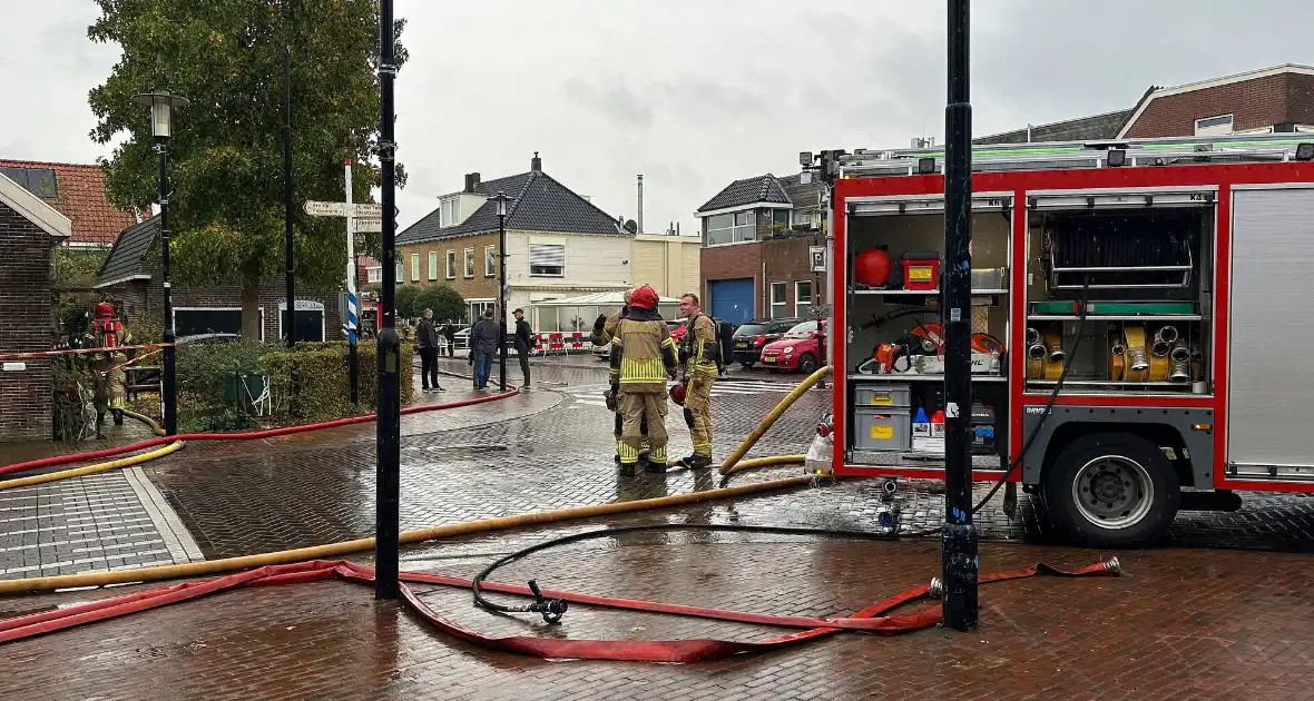 Gewonde uit woning gehaald bij grote brand - Foto 2