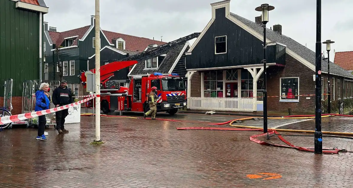 Gewonde uit woning gehaald bij grote brand - Foto 3