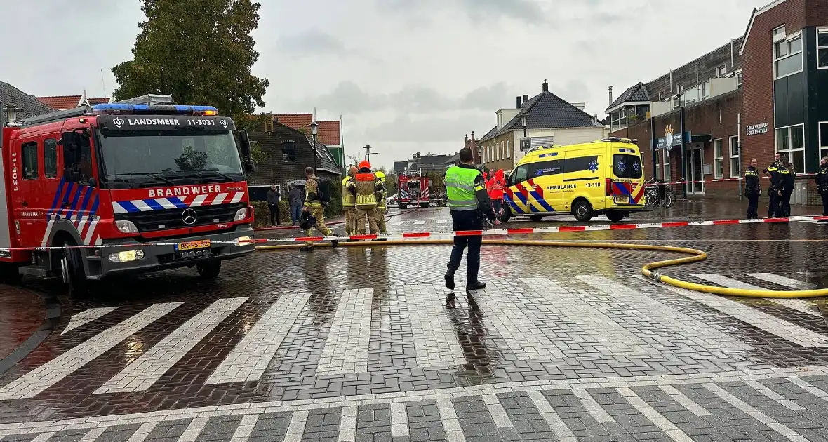 Gewonde uit woning gehaald bij grote brand - Foto 4