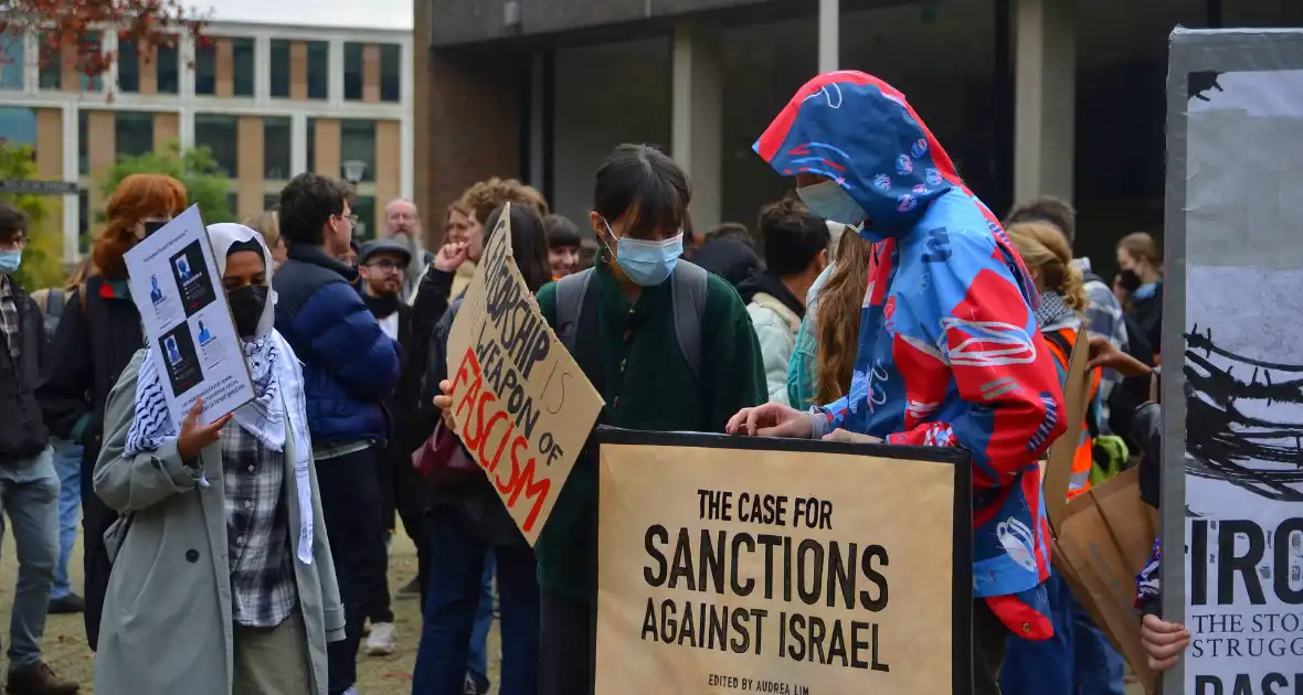 Pro Palestina demonstratie bij Nijmeegse Universiteit - Foto 5