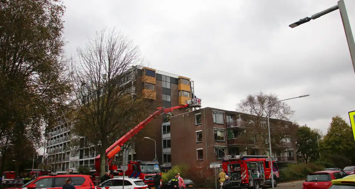 Brandweer blust brand op dak van woonzorg centrum