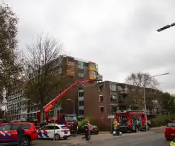 Brandweer blust brand op dak van woonzorg centrum