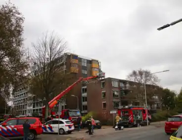 Brandweer blust brand op dak van woonzorg centrum