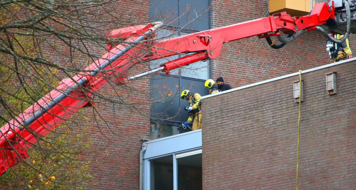 Brandweer blust brand op dak van woonzorg centrum - Foto 1