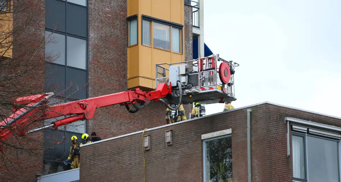 Brandweer blust brand op dak van woonzorg centrum - Foto 2