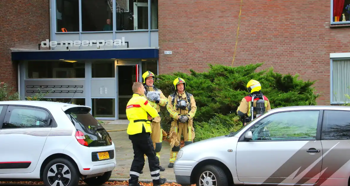 Brandweer blust brand op dak van woonzorg centrum - Foto 4