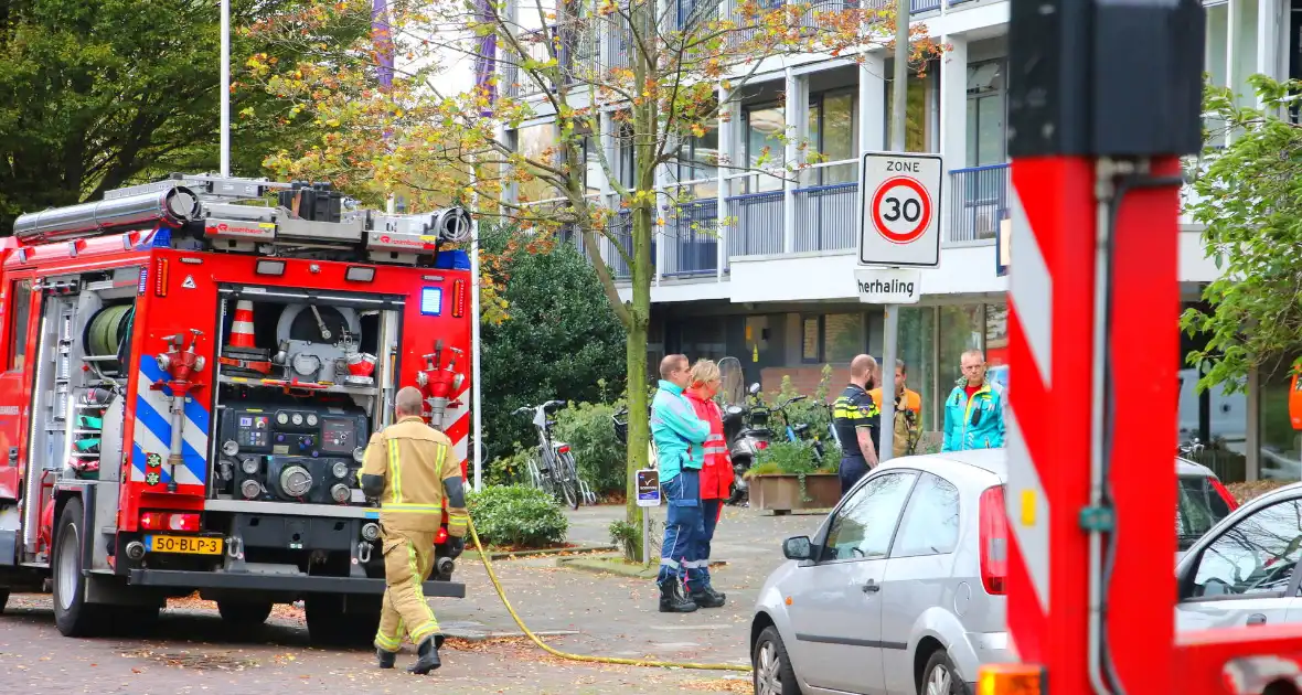 Brandweer blust brand op dak van woonzorg centrum - Foto 6