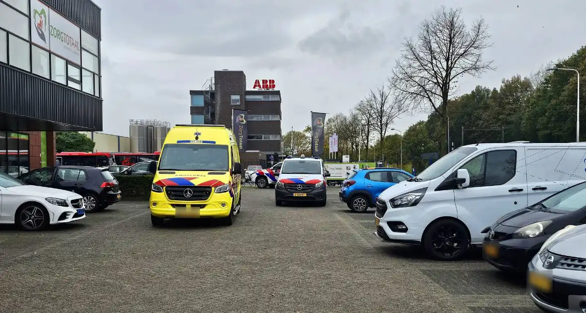 Achteruit rijdende automobilist ziet fietser over het hoofd