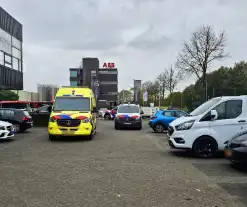 Achteruit rijdende automobilist ziet fietser over het hoofd