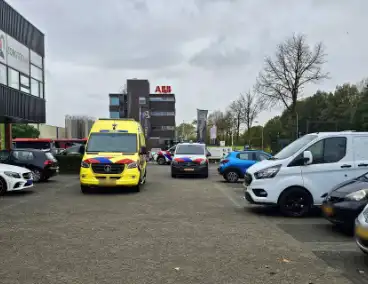 Achteruit rijdende automobilist ziet fietser over het hoofd