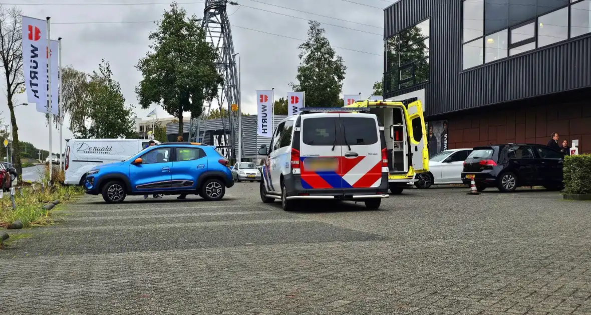 Achteruit rijdende automobilist ziet fietser over het hoofd - Foto 1