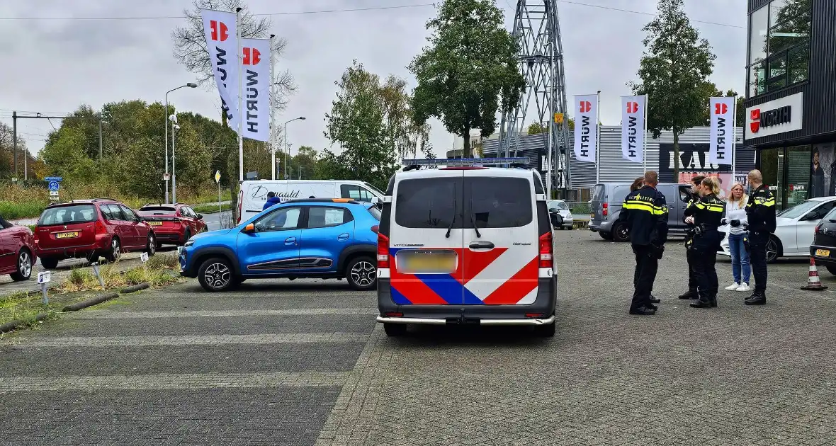 Achteruit rijdende automobilist ziet fietser over het hoofd - Foto 2