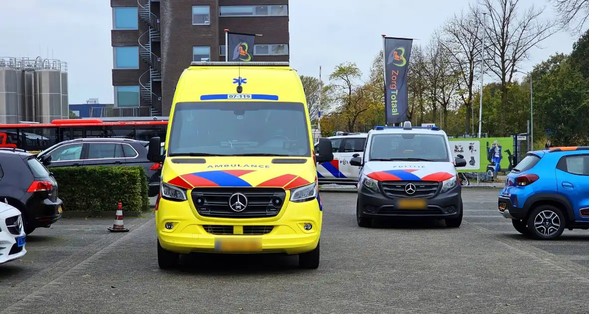 Achteruit rijdende automobilist ziet fietser over het hoofd - Foto 3