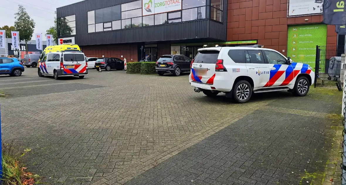 Achteruit rijdende automobilist ziet fietser over het hoofd - Foto 4