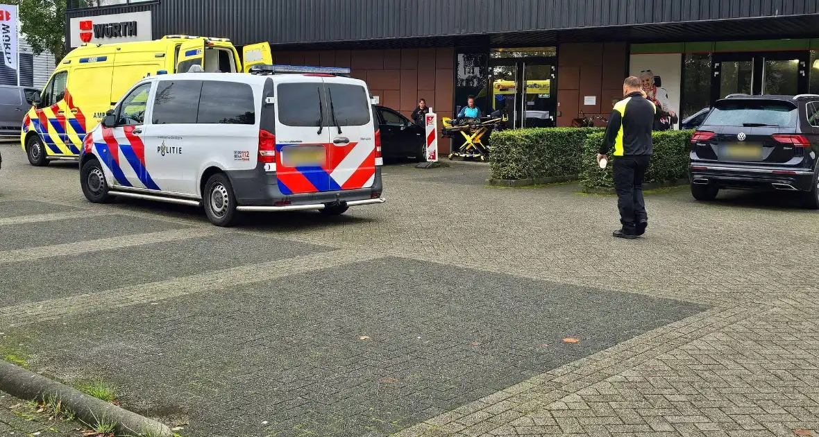 Achteruit rijdende automobilist ziet fietser over het hoofd - Foto 5