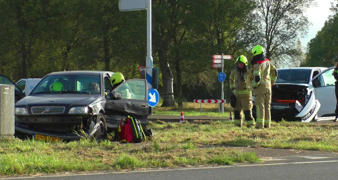 Taxibus en personenauto klappen op elkaar