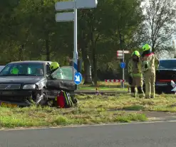 Taxibus en personenauto klappen op elkaar