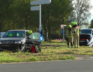 Taxibus en personenauto klappen op elkaar