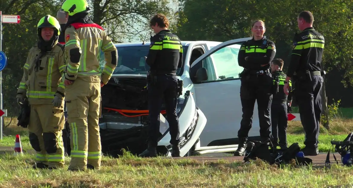 Taxibus en personenauto klappen op elkaar - Foto 1