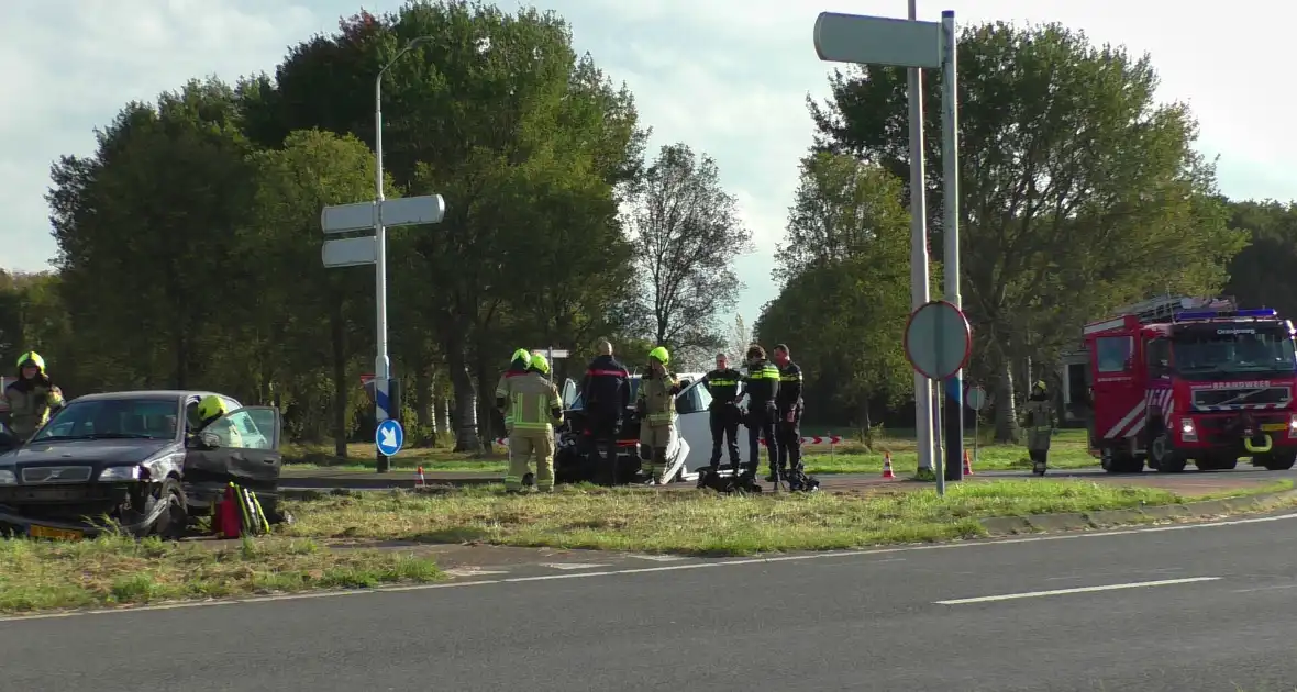 Taxibus en personenauto klappen op elkaar - Foto 2