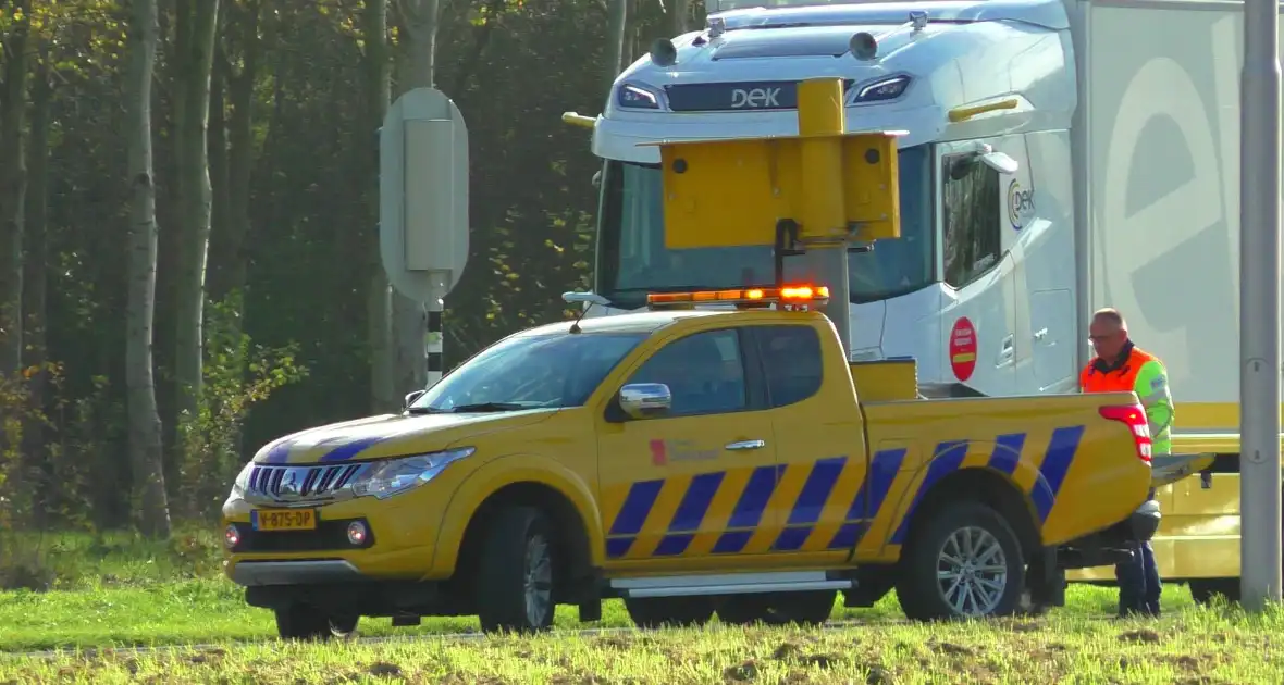 Taxibus en personenauto klappen op elkaar - Foto 3