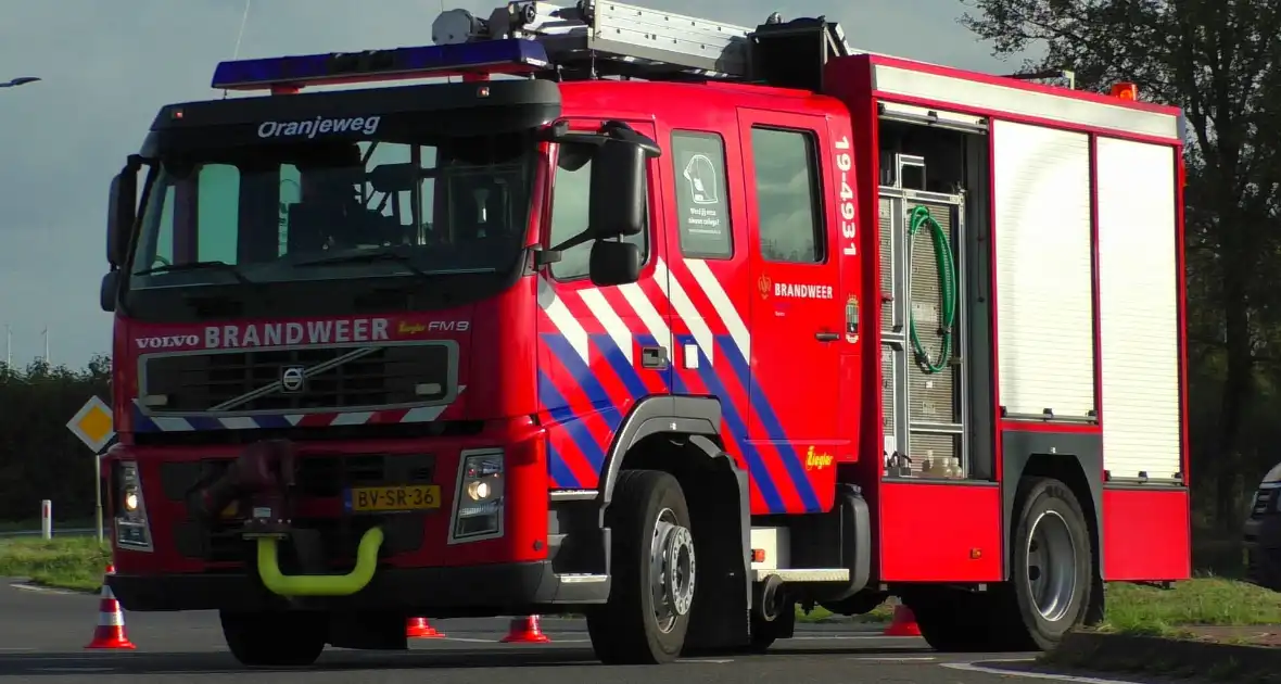 Taxibus en personenauto klappen op elkaar - Foto 4