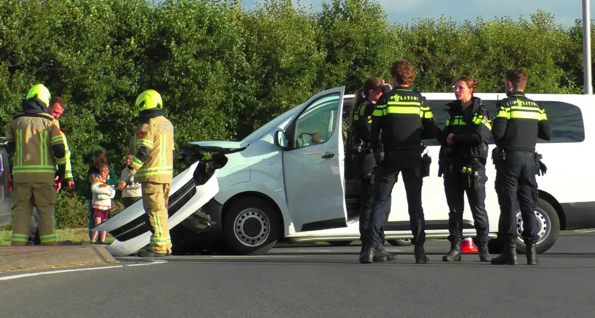 Taxibus en personenauto klappen op elkaar - Foto 5