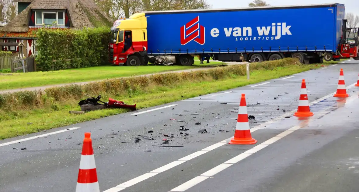 Zwaargewonde bij frontale aanrijding tussen vrachtwagen en personenauto