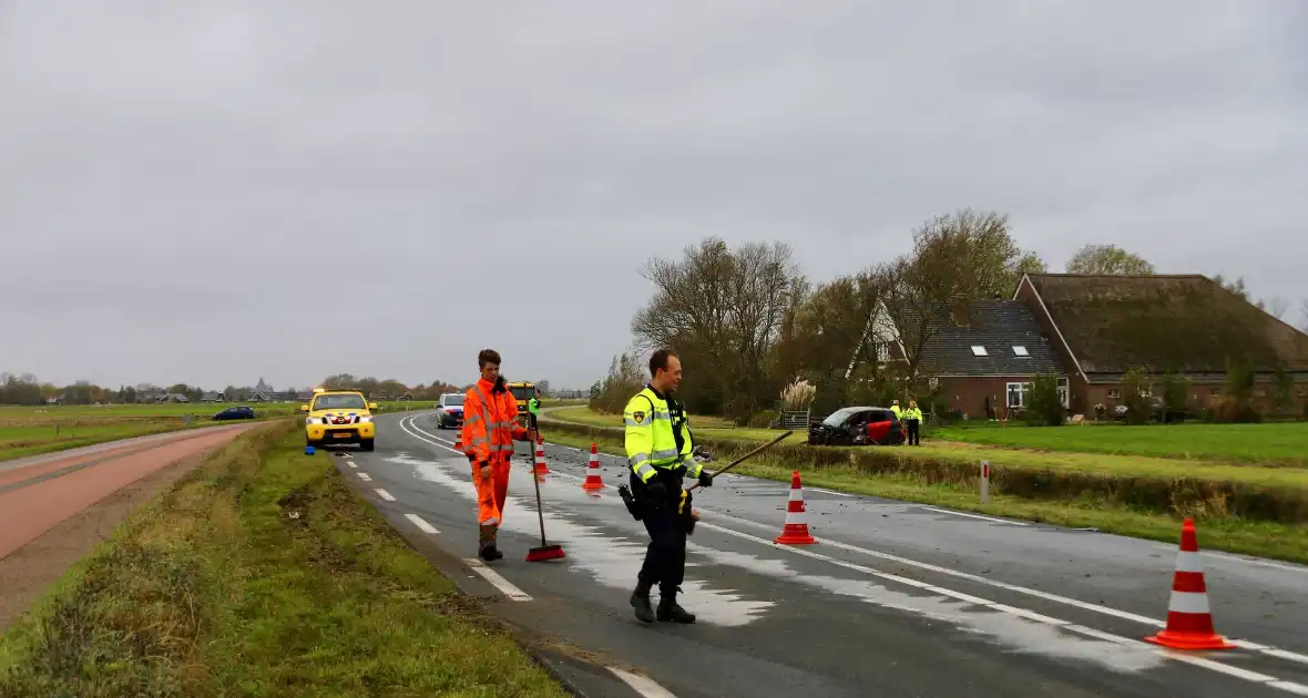 Zwaargewonde bij frontale aanrijding tussen vrachtwagen en personenauto - Foto 1