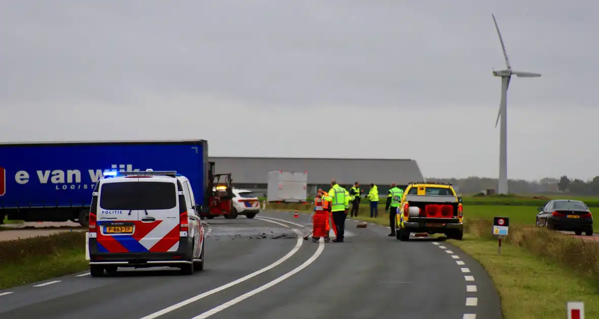 Zwaargewonde bij frontale aanrijding tussen vrachtwagen en personenauto - Foto 2