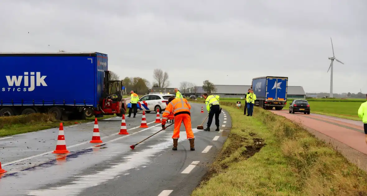 Zwaargewonde bij frontale aanrijding tussen vrachtwagen en personenauto - Foto 3